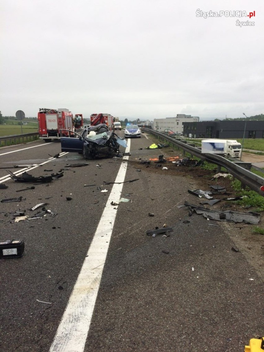 Tragiczny wypadek na S1 w Wieprzu. Czołowe zderzenie osobówki z ciężarówką. Zginął 38-latek