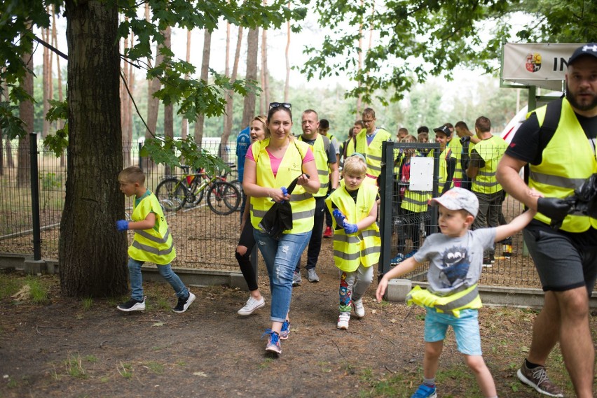 W sprzątaniu Zielonego Lasu w Żarach wzięło udział niemal...