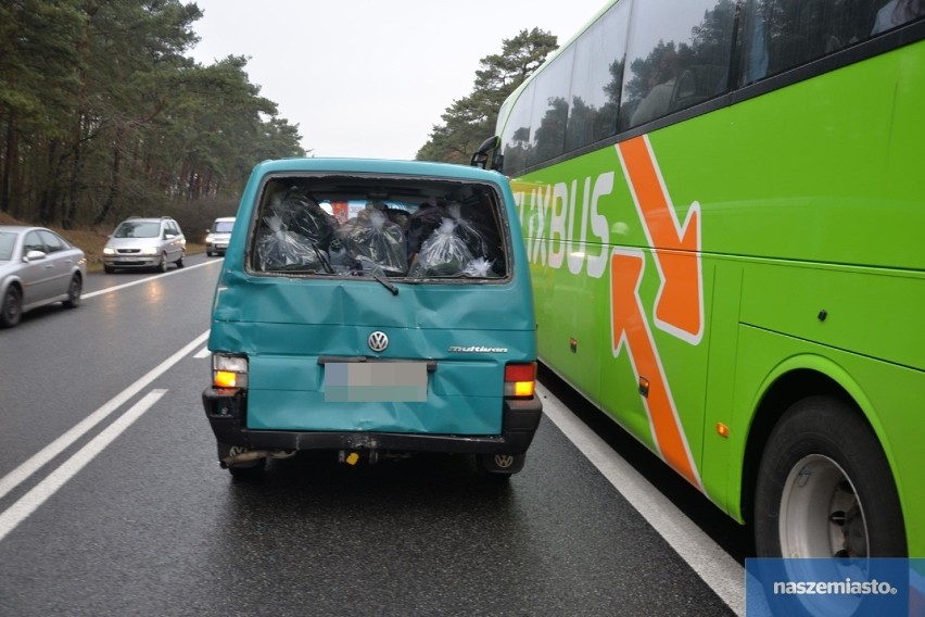 Wypadek na drodze Włocławek - Kowal. Zderzenie autobusu z samochodem dostawczym [zdjęcia]