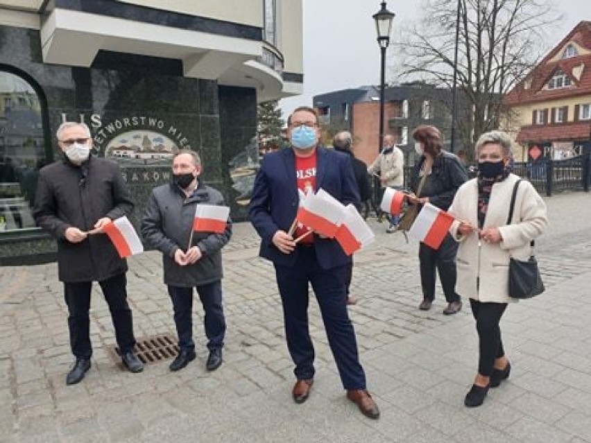 Członkowie PiS rozdawali biało-czerwone chorągiewki na ulicach Lęborka