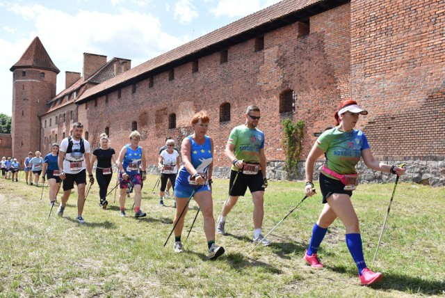 Około 100 osób wzięło udział w drugiej części VII Biegu oraz Marszu Nordic Walking Wałami von Plauena, która była przeznaczona dla maszerów.