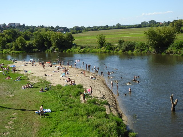 Mimo braku ratowników i wyznaczonych miejsc do kąpieli, plaża miejska pełna plażowiczów