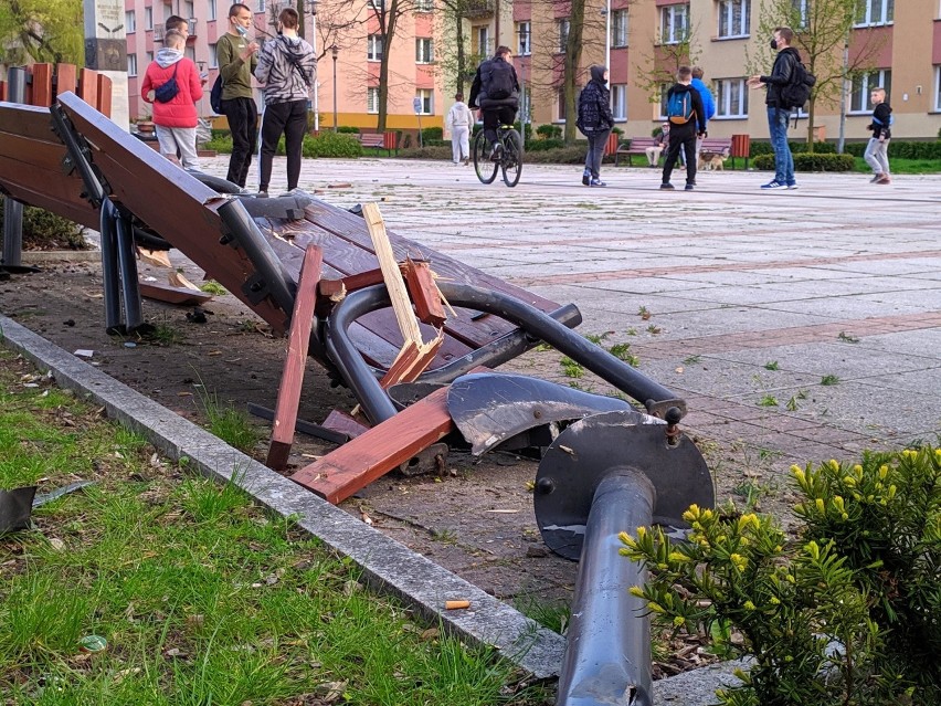 O włos od tragedii w Częstochowie! Pirat drogowy wjechał w ławki na placu Orląt Lwowskich