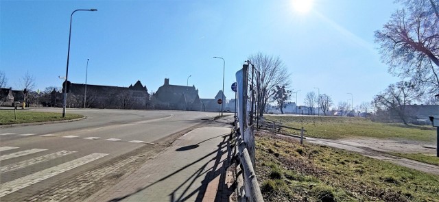 Sezonowe parkingi w Malborku położone są po drugiej stronie Nogatu, ale doskonale widać stamtąd zamek, który jest celem podróży turystów.