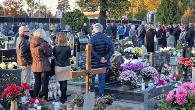 Bliscy odwiedzili groby zmarłych na cmentarza w Strzelcach Opolskich.