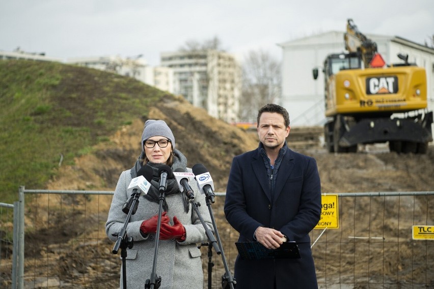 Prezydent stolicy Rafał Trzaskowski oraz radna Aleksandra...