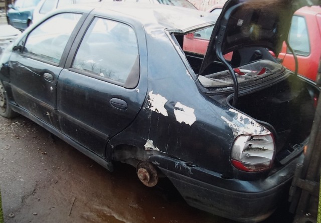 W takim stanie było auto, które przez siedem lat stało na podwórku