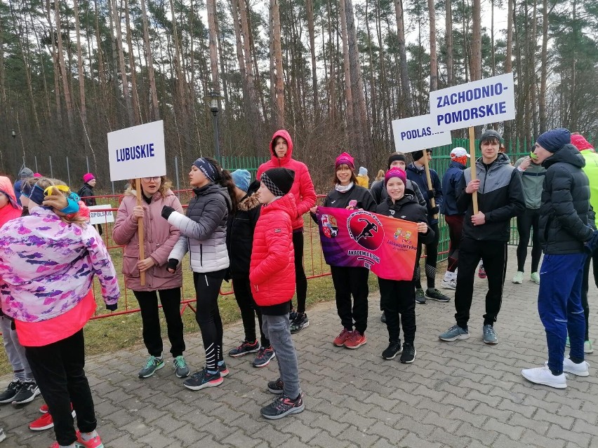 Zawodnicy żarskiej  Akademii Biegowej pobiegli na zawodach z barwami Ukrainy na rękawach