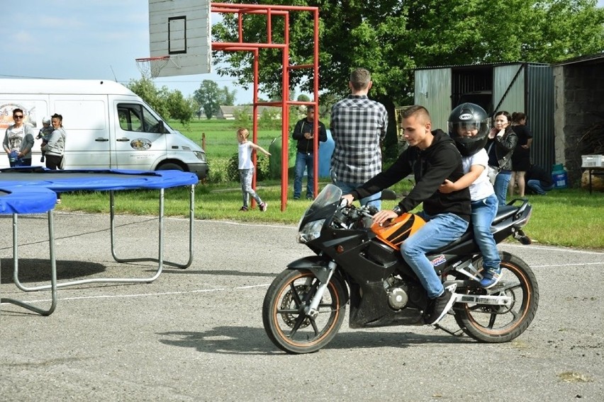 Impreza odbyła się na szkolnym boisku sportowym....