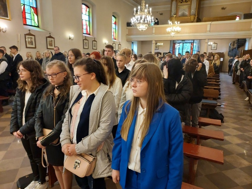 Katolickie Liceum Ogólnokształcące imienia księdza Marcina Popiela w Ostrowcu Świętokrzyskim ma swój sztandar. Został uroczyście poświęcony