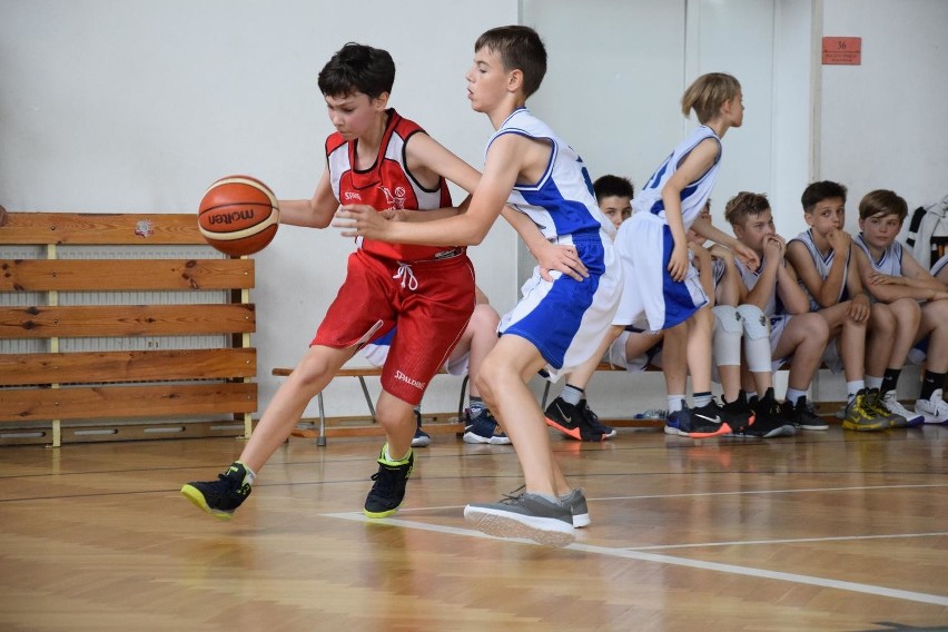 Skierniewicki finał U12 zwładnięty przez koszykarzy Ósemki i AZS PWSZ  