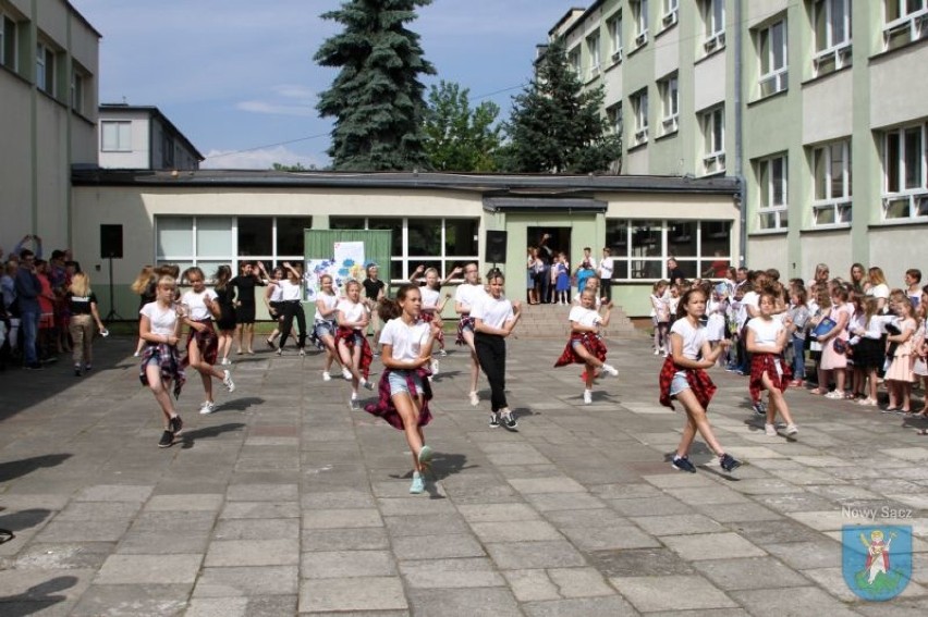 Uczniowie szkoły nr 18 pożegnali szkolne ławki na dwa miesiące 