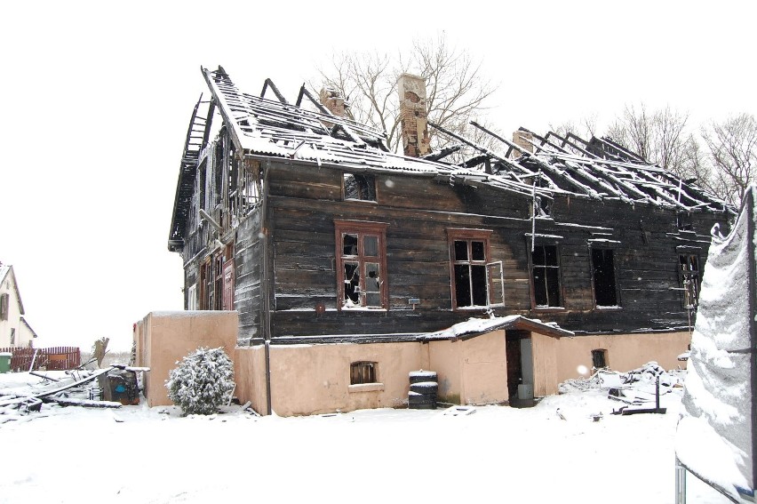 Pożar w miejscowości Stobiec (gmina Stegna). Drewniany dom spłonął doszczętnie
