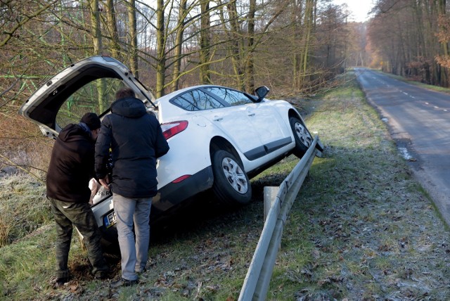 W Piotrkowie zima znów zaskoczyła drogowców. Szklanka na ulicach miasta. Zdjęcia z ulicy Wierzejskiej