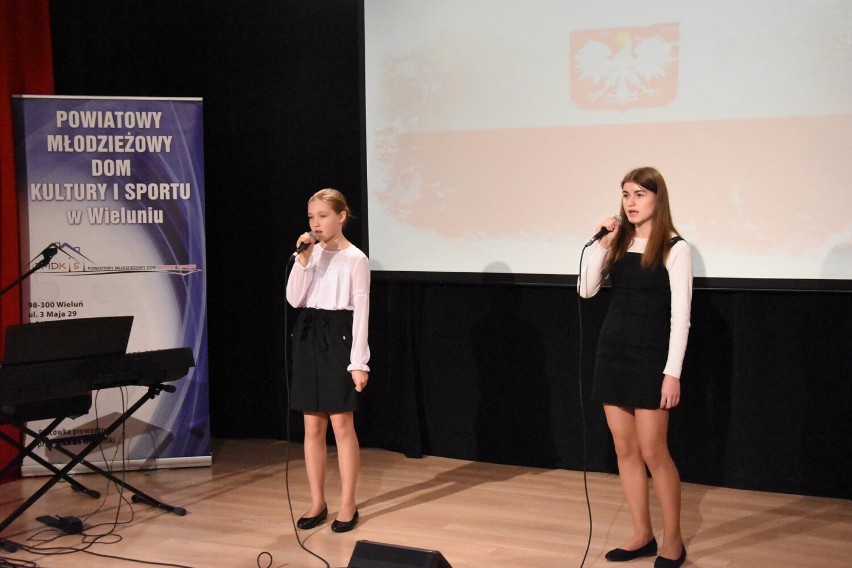 Międzypowiatowy Festiwal Piosenki Patriotycznej i Pieśni Polskiej zorganizowano w PMDKiS w Wieluniu już po raz 