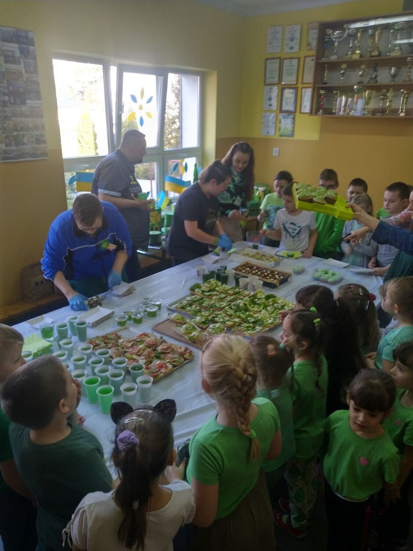 W Szkole Podstawowej w Jastrzębiu obchodzono Dzień Świętego Patryka. Było bardzo zielono!  [zdjęcia]