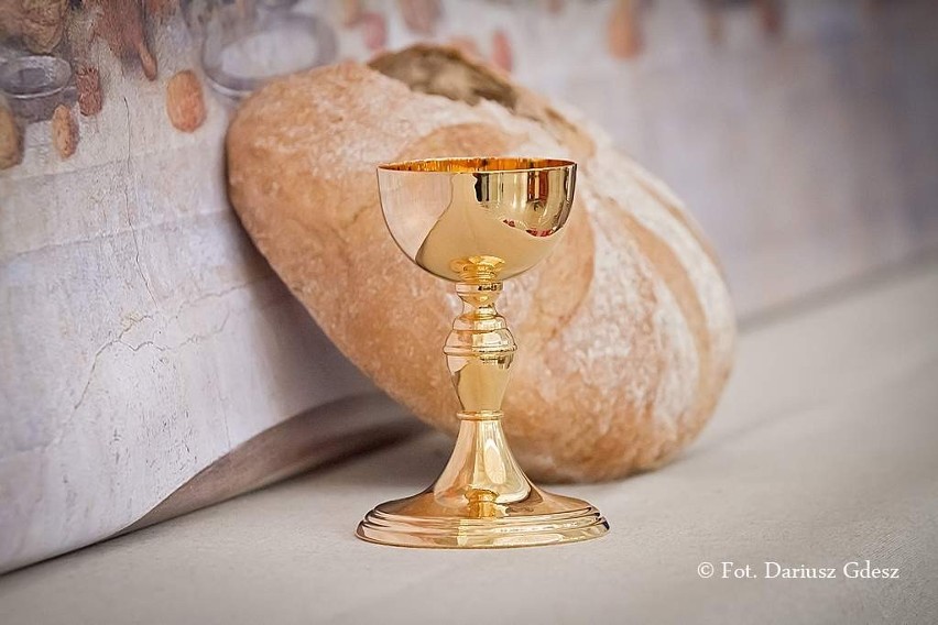 Chleb symbolizuje ciało bóstwa; ofiarę skła­daną bóstwu;...