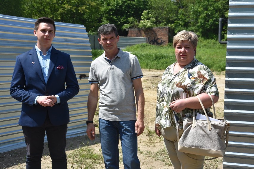 Nielegalne składowisko odpadów na granicy Kłokocina i Boguszowic. Co robią za wysokim metalowym płotem?