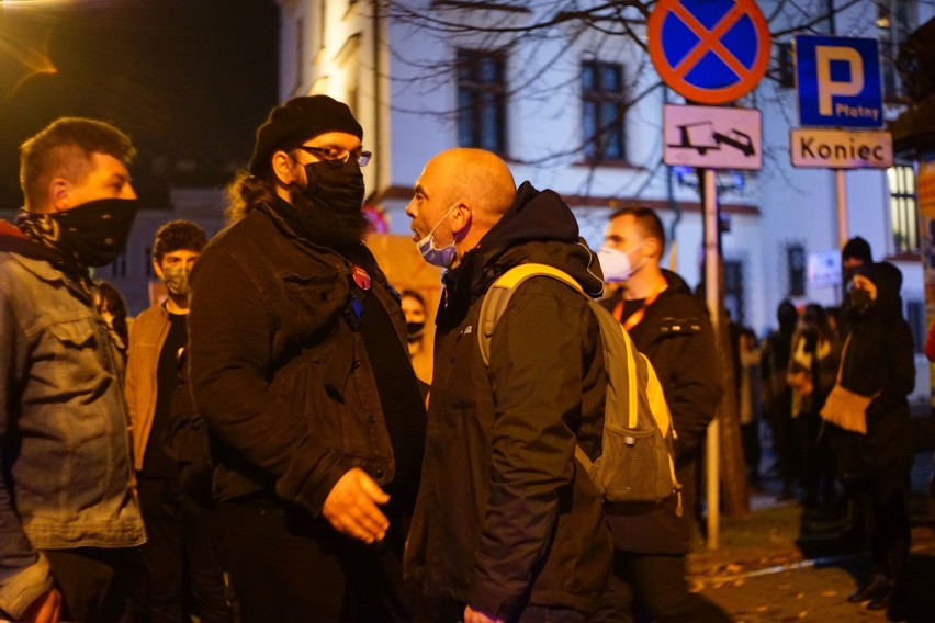 Tłumy na piątkowym strajku kobiet w Rzeszowie. Był spór z kontrmanifestującymi!