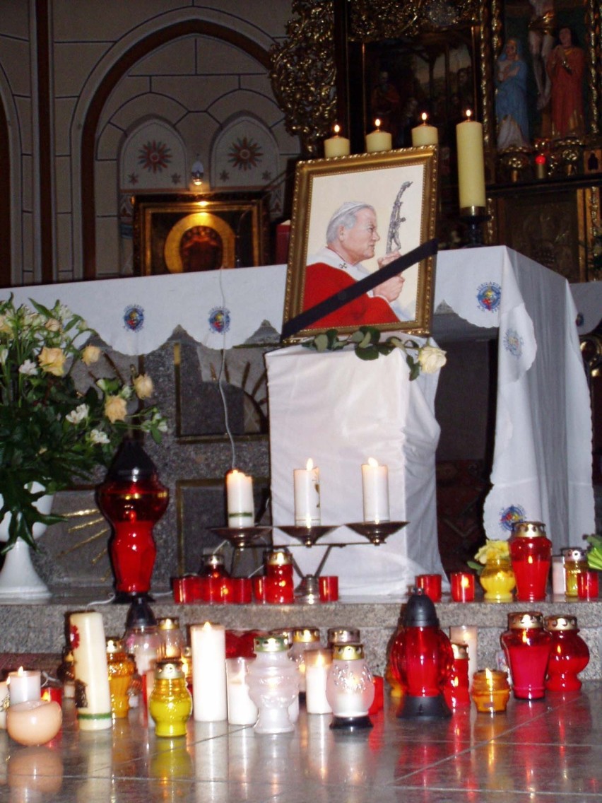 Rocznica śmierci Papieża Jana Pawła II. Tak Szczecinek opłakiwał Ojca Świętego 16 lat temu [zdjęcia]