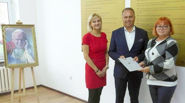 Po podpisaniu umowy - (od prawej) Dorota Gliwińska, dyrektor ZSChiE, Tomasz Molenda, prezes zarządu Soda Polska Ciech SA i  Liliana Mila, menedżer HR w sodowej firmie