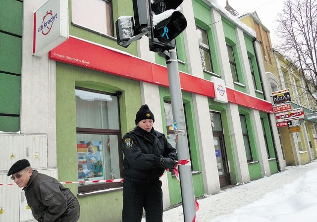 Strażnicy miejscy pilnowali, by śnieg i sople z budynku przy ul. 9 maja nie spadły nikomu na głowę