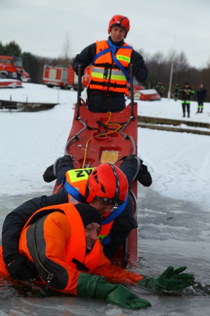 Strażacy ćwiczą na lodzie
