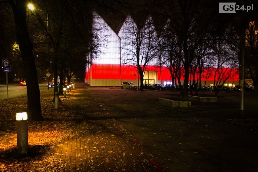 Od paru dni wieczorami budynek szczecińskiej filharmonii...