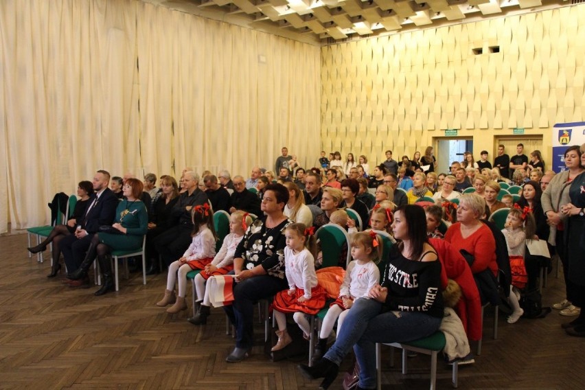 Niechlów. Patriotycznie na scenie. Młodzieżowa Rada Gminy wraz z Radą Seniorów przygotowały przedstawienie [ZDJĘCIA]