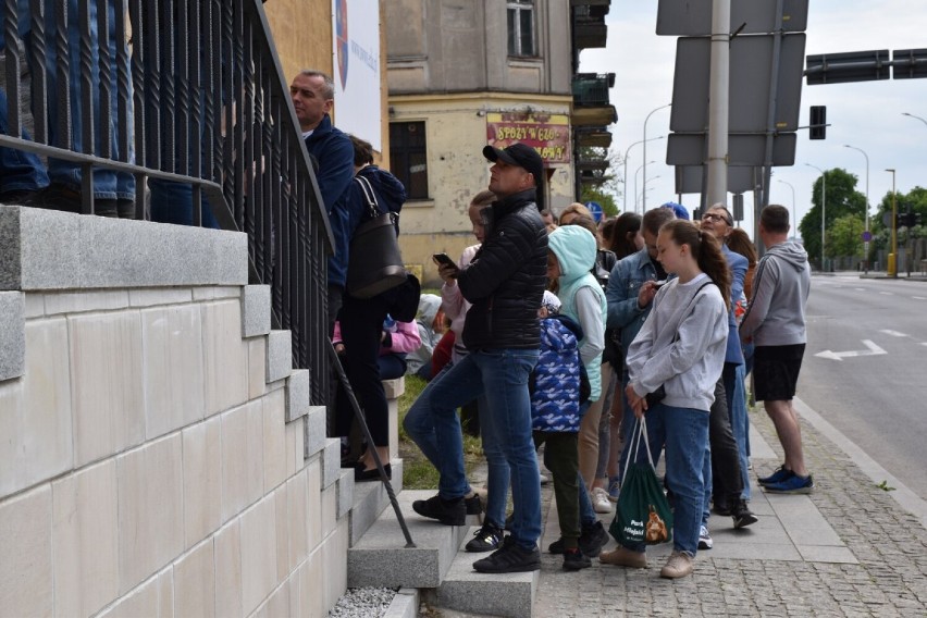 Były zakład karny w Kaliszu otwarty dla zwiedzających. Przed budynkiem ustawiają się długie kolejki! ZDJĘCIA