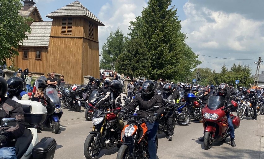 Tradycyjnie motocykliści sprzed kościoła w Żmudzi wyruszyli...