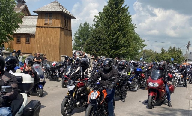 Tradycyjnie motocykliści sprzed kościoła w Żmudzi wyruszyli w zaplanowaną trasę turystyczną. fot.