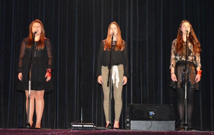 Wspaniały koncert „Vivat wolność” w wykonaniu młodych wokalistów i tancerzy w Starachowicach   