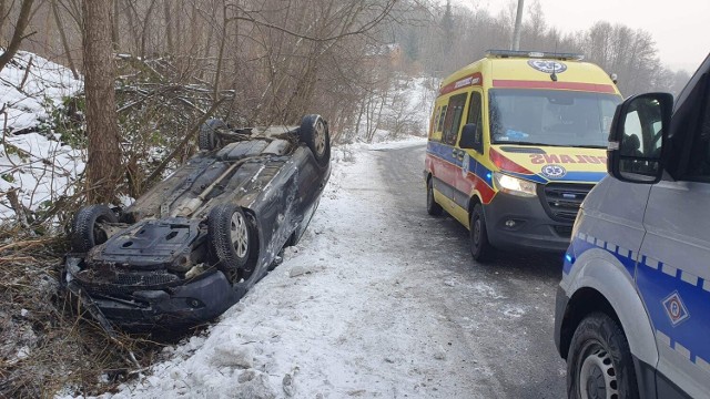 Dachowanie w Porębie Spytkowskiej, kierowca stracił panowanie nad pojazdem i wylądował w rowie, 8.02.2023