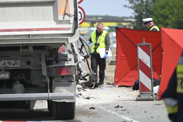 Kierowca ciężarowego volvo usłyszał zarzut spowodowania wypadku ze skutkiem śmiertelnym w Niewieścinie. Grozi mu do 8 lat pozbawienia wolności