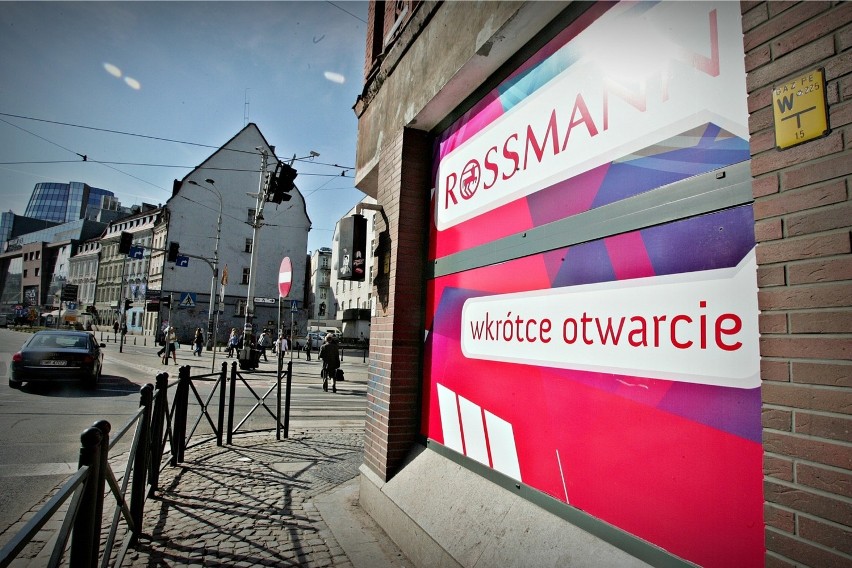 Nowy Rossmann na rogu Ruskiej i Kazimierza Wielkiego. Kiedy otwarcie? (ZDJĘCIA)