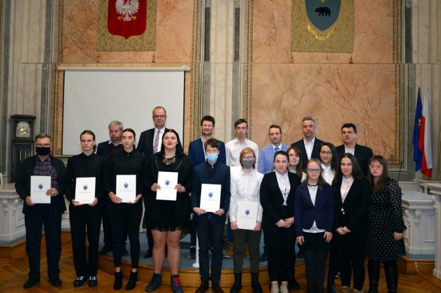 Prezydent Przemyśla Wojciech Bakun nagrodził wyróżniających się, młodych, przemyskich sportowców.