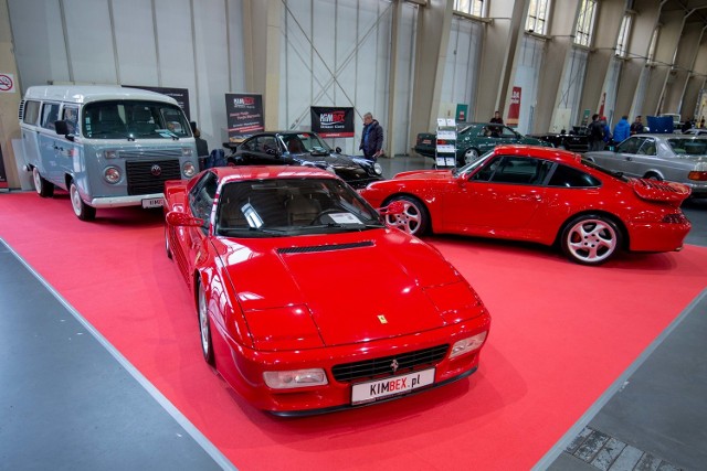 Ferrari Testarossa – sportowe i kultowe zarazem auto włoskiego producenta. Premiera tego auta odbyła się w 1984 roku na Salonie Samochodowym w Paryżu. Nadwozie tego modelu, najczęściej występowało w kolorze czerwonym, który stał się znakiem rozpoznawczym samochodów tego producenta. Początkowo pojazd wyposażony był w dwunastocylindrowy silnik o pojemności pięciu litrów i mocy 390 KM. Późniejsze modyfikacje przyczyniły się do wzrostu mocy do poziomu 440 KM. Pojazd do setki przyspiesza w czasie 5,3 sekundy.