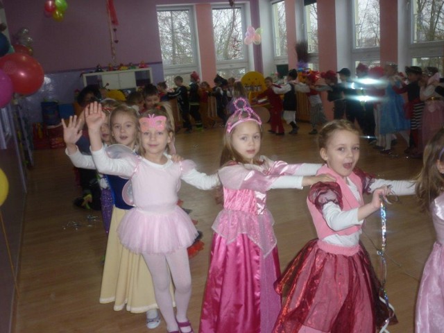 Dzieci z przedszkola "Janka Wędrowniczka" bawiły się na balu karnawałowym.