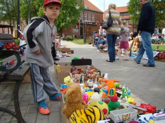 Na na deptaku przy placu zabaw przed Żuławskim Ośrodkiem Kultury w Nowym Dworze Gdańskim w ostatnią sobotę sierpnia spotykają się miłośnicy staroci, rękodzieła i niepowtarzalnych drobiazgów. Wszystko za sprawą Pchlego Targu, który odbywa się przez całe wakacje w żuławskim mieście.