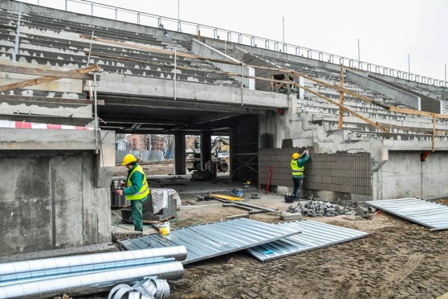 Trwa przebudowa stadionu Polonii Bydgoszcz,a prace wkraczają w ostatnią fazę. Nowa trybuna (na prostej, przeciwległej do linii startu) prezentuje się coraz bardziej okazale. Postępy prac widać również a parku maszyn, na zapleczu klubu. 

Kiedy koniec prac? - Zgodnie z harmonogramem koniec prac zaplanowany jest na  24 kwietnia - mówi Jerzy Kanclerz, prezes Polonii Bydgoszcz. - To, czy uda się wykonać wszystkie prace na czas, nie zależy już od nas, a on firmy zajmującej się modernizacją obiektu. Jesteśmy przygotowani na ewentualne przesunięcia. Planujemy również uroczyste otwarcie trybuny na czerwcowe derby Pomorza. 

Zobaczcie najnowsze zdjęcia ze Sportowej 2 a także to, co działo się na wcześniejszych etapach budowy, jak wyglądał stadion przez rozpoczęciem modernizacji i jak ma wyglądać po ich zakończeniu >>>