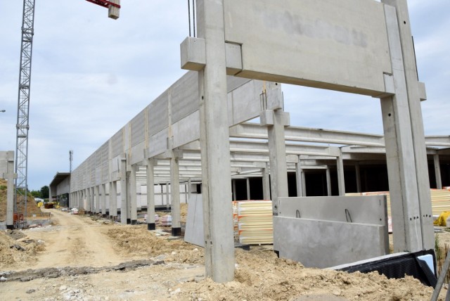 Ponownie wracamy na plac budowy największego Centrum Handlowego w regionie i piątego co do wielkości w województwie - Galerii Sekunda przy ulicy Reymonta w Jędrzejowie.

Na terenie budowy cały czas pracuje ciężki sprzęt - urządzenia dźwignicowe, popularne żurawie i różnego rodzaju podnośniki. "Szkielet" budynku z dnia na dzień się powiększa - trwają prace zbrojeniowe oraz montowane są kolejne, duże elementy - filary/słupy i ściany.

Przypomnijmy, że Centrum Handlowe "Sekunda" będzie obiektem o powierzchni 13 tysięcy metrów kwadratowych. Połączy galerię i park handlowy zapewniając mieszkańcom Jędrzejowa i okolic nowoczesną przestrzeń handlowo-usługową. Centrum Handlowe zaoferuje około 40 sklepów popularnych marek - modowych, obuwniczych, drogeryjnych, RTV-AGD, wyposażenia wnętrz, usługowych i innych. Do dyspozycji klientów zostanie oddany parking na ponad 300 miejsc.

Za koncepcję komercyjną oraz wynajem centrum handlowego Sekunda odpowiada firma Mallson Polska. Otwarcie centrum zaplanowano na w 2021 roku.

Inwestorem jest Quantum One spółka z ograniczoną odpowiedzialnością. Generalnym wykonawcą inwestycji jest jędrzejowska firma Tigma-Bud spółka z ograniczoną odpowiedzialnością.

Więcej przeczytasz także tutaj: Centrum Handlowe "Sekunda" nabiera kształtów. Zobaczcie na zdjęciach jak idą prace (ZDJĘCIA)