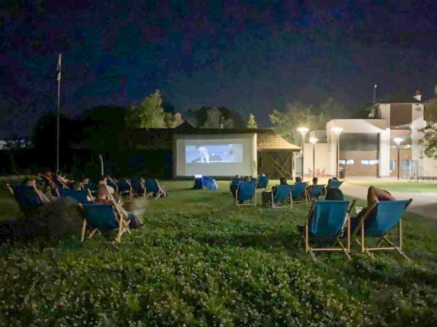 Letnie Kino w piątkowy wieczór w pniewskich Łazienkach