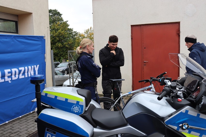 Dzień otwarty u bytowskich policjantów! Młodsi i starsi uczniowie zapoznali się z ich pracą i zdobyli cenną wiedzę o bezpieczeństwie