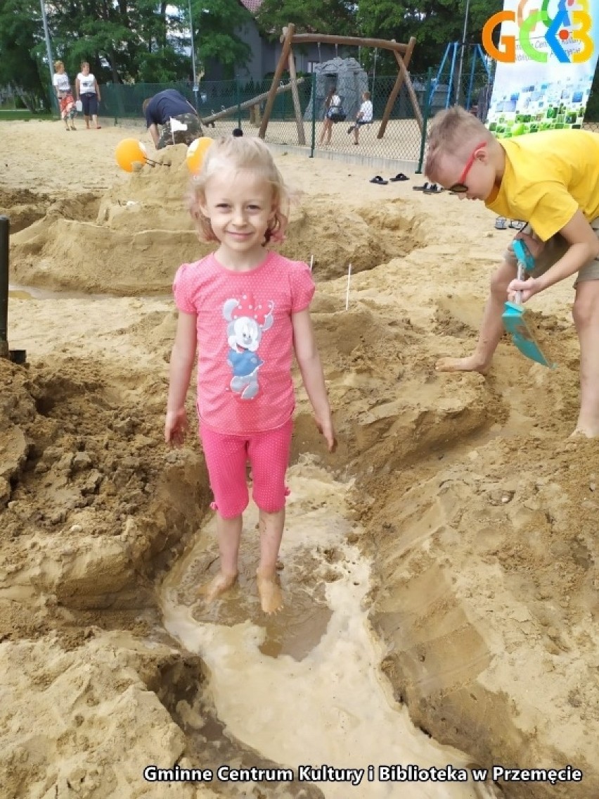 Dzieci tworzą cuda z piasku na plaży w Osłoninie.