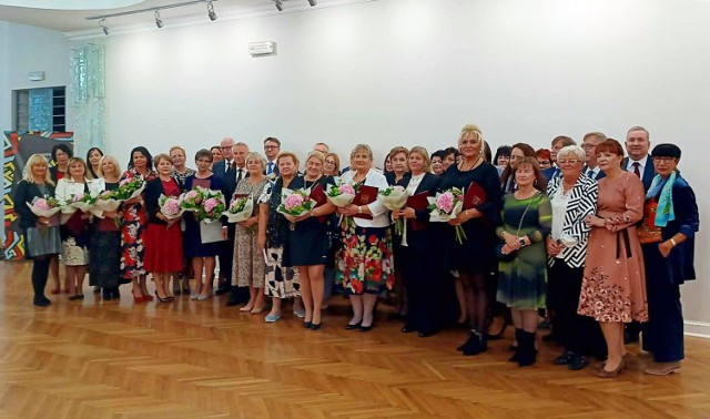 Inowrocławscy nauczyciele w Teatrze Miejskim podczas uroczystości z okazji Dnia Edukacji Narodowej 2023
