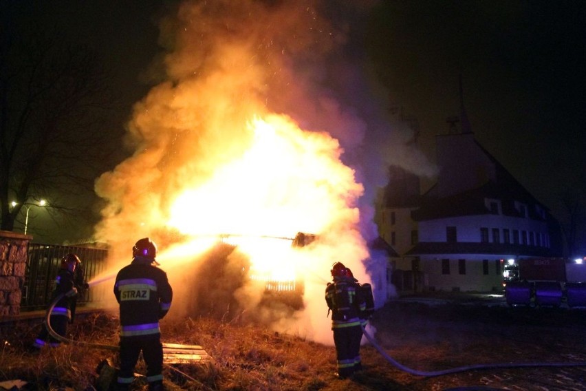 Wrocław: Nocny pożar na cmentarzu przy Bardzkiej (ZDJĘCIA)
