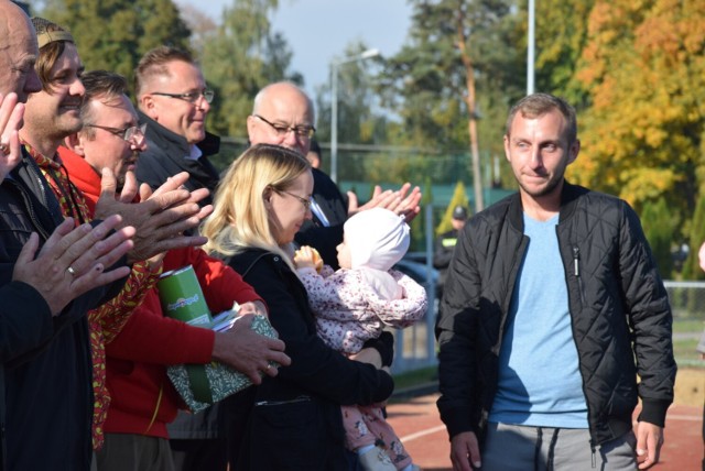 Mieszkańcy Sępólna Krajeńskiego i władze samorządowe witały Tomasza Szcześniewskiego, ojca chorej na SMA Zosi oraz jego towarzyszy na stadionie miejskim Centrum Sportu i Rekreacji.