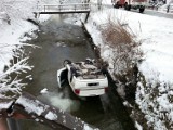 Wypadek w Soli-Kiczorze. Samochód wpadł do rzeki, kierowca w szpitalu [ZDJĘCIA]
