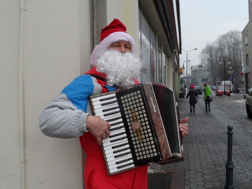 Pan Zbyszek, śląski grajek w przebraniu Św. Mikołaja, grywa na Śląsku kolędy na akordeonie